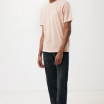 Homme portant t-shirt beige et jean foncé