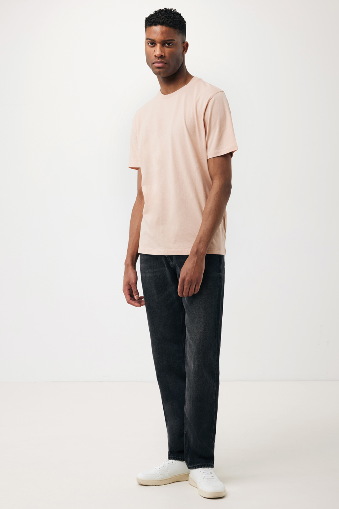 Homme portant t-shirt beige et jean foncé