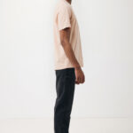Homme en t-shirt beige et jean noir