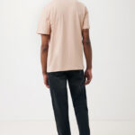 Homme de dos en t-shirt beige