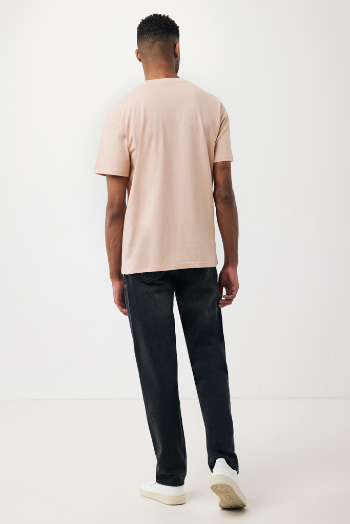 Homme de dos en t-shirt beige
