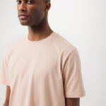 Homme portant t-shirt beige sur fond neutre