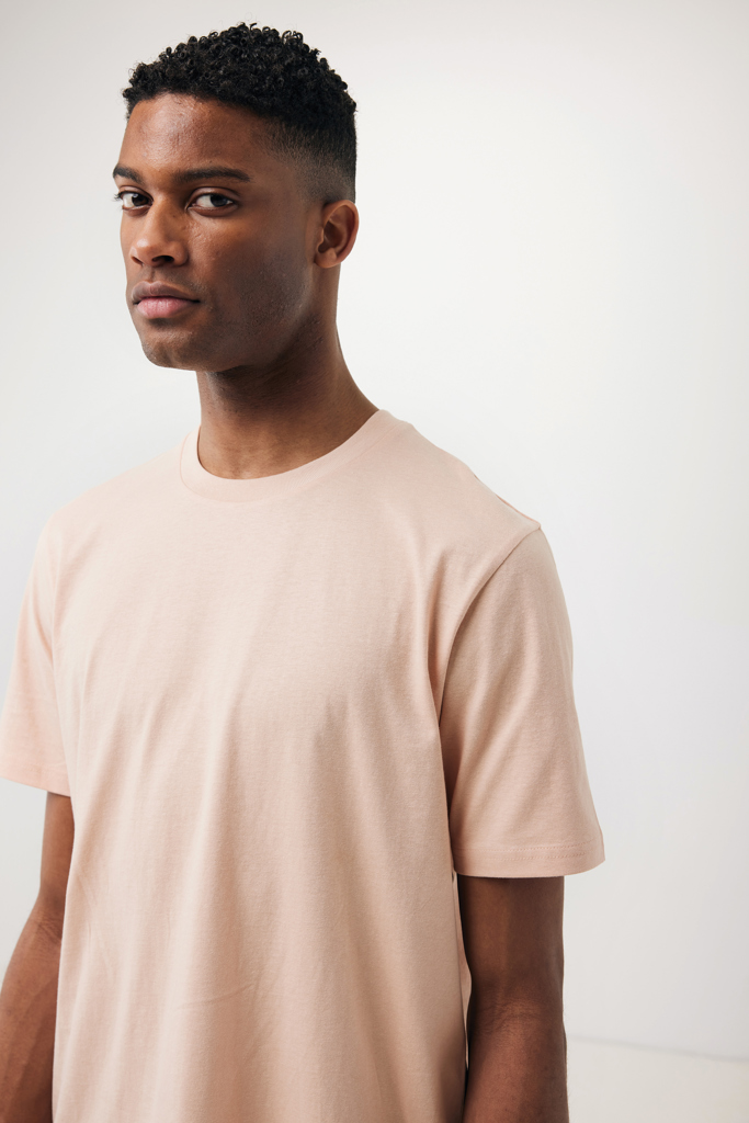 Homme portant t-shirt beige sur fond neutre