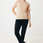 Femme en t-shirt beige et pantalon noir