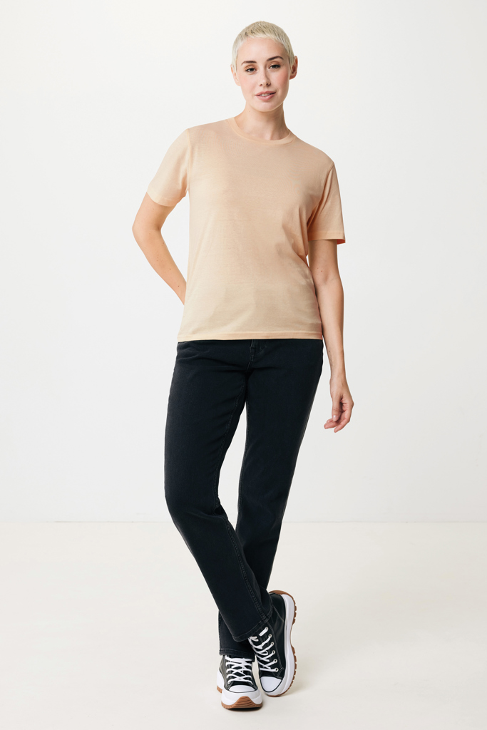 Femme en t-shirt beige et pantalon noir