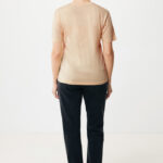 Vue arrière d’une personne en t-shirt beige