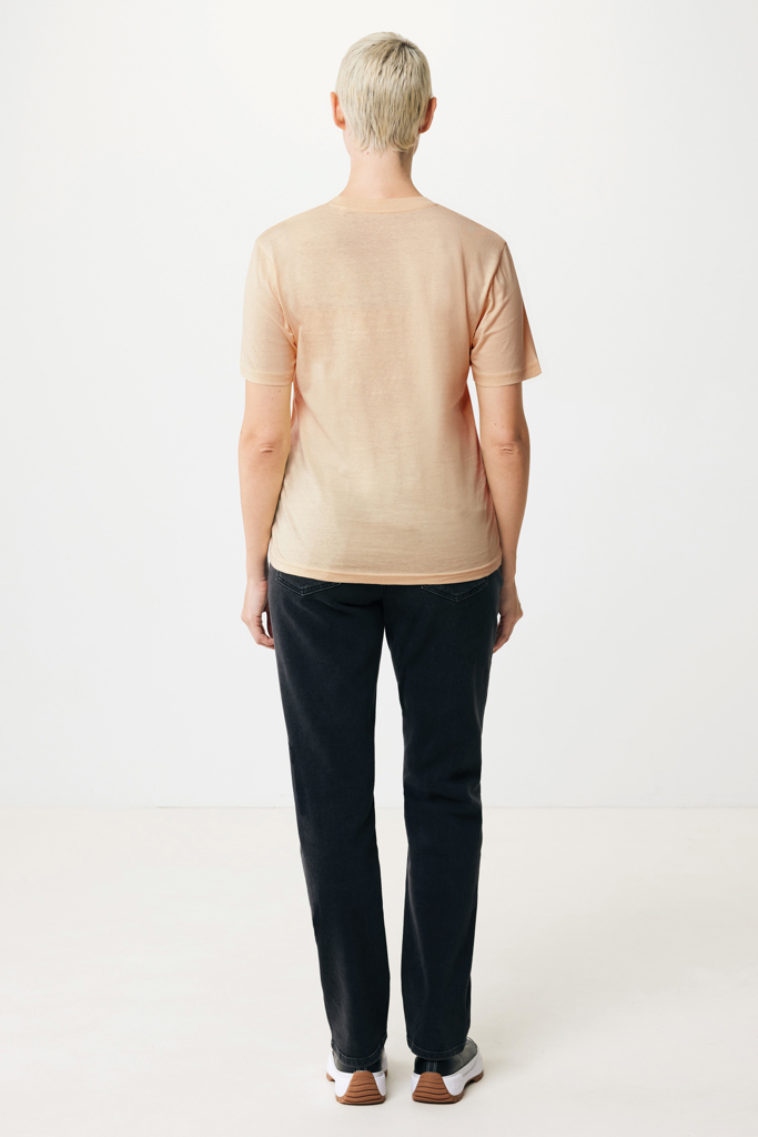 Vue arrière d’une personne en t-shirt beige