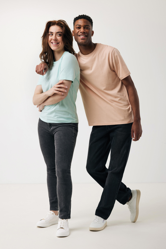 Couple souriant en tenue décontractée sur fond neutre