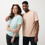 Deux jeunes adultes en t-shirts unis