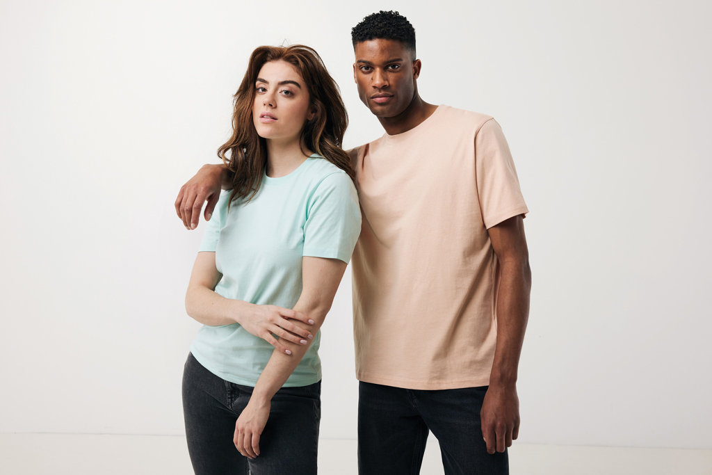 Deux jeunes adultes en t-shirts unis