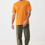 Homme en t-shirt orange et pantalon cargo vert