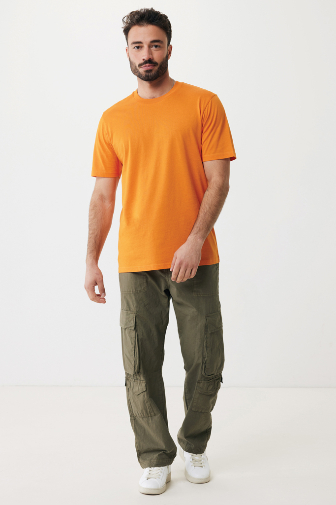 Homme en t-shirt orange et pantalon cargo vert