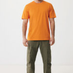 Homme en t-shirt orange et pantalon cargo vert