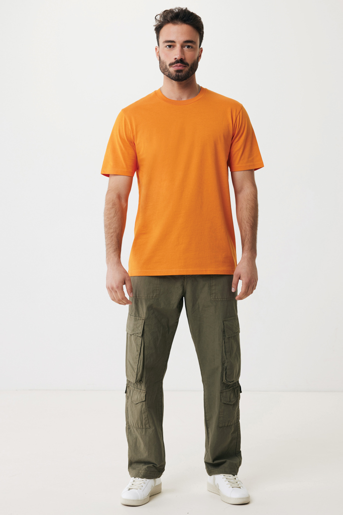 Homme en t-shirt orange et pantalon cargo vert