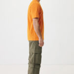 Homme de profil en t-shirt orange et cargo