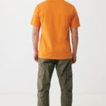 Homme de dos en t-shirt orange et cargo