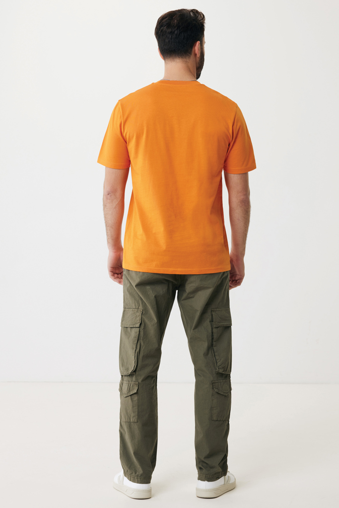 Homme de dos en t-shirt orange et cargo