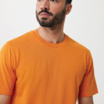 Homme barbu portant un t-shirt orange uni