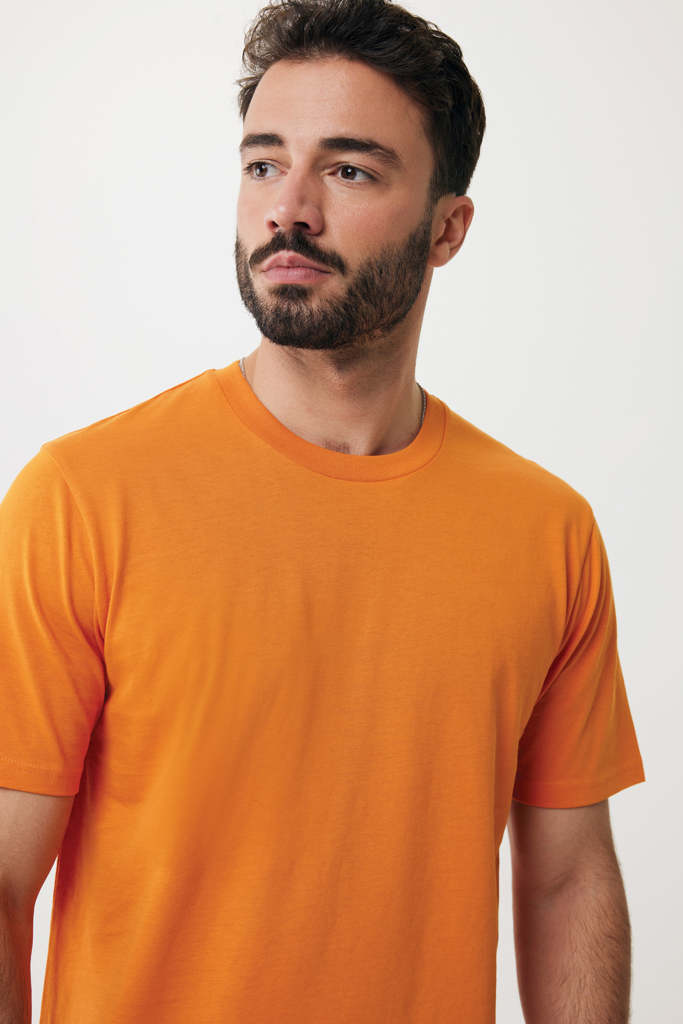 Homme barbu portant un t-shirt orange uni