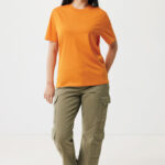 Femme en t-shirt orange et pantalon cargo kaki
