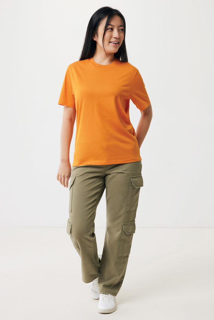 Femme en t-shirt orange et pantalon cargo kaki