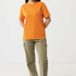 Femme en t-shirt orange et pantalon cargo