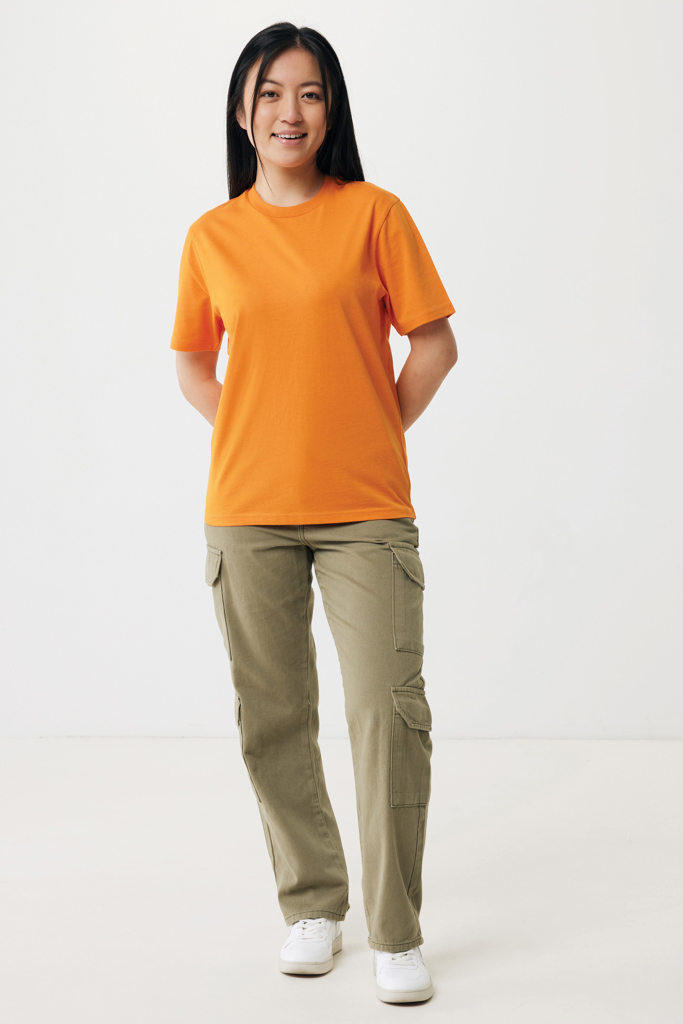Femme en t-shirt orange et pantalon cargo