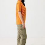 Femme en t-shirt orange et pantalon cargo