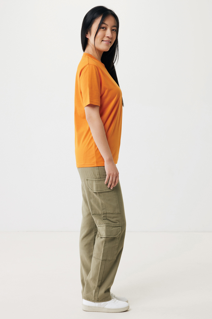 Femme en t-shirt orange et pantalon cargo