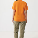 Femme de dos en t-shirt orange, pantalon cargo kaki