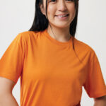 Femme souriante en t-shirt orange sur fond clair