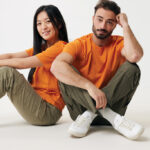 Deux jeunes adultes en t-shirts orange assortis