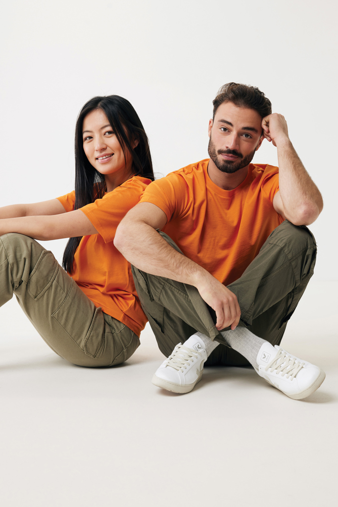 Deux jeunes adultes en t-shirts orange assortis