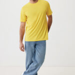 Homme portant t-shirt jaune et jean clair