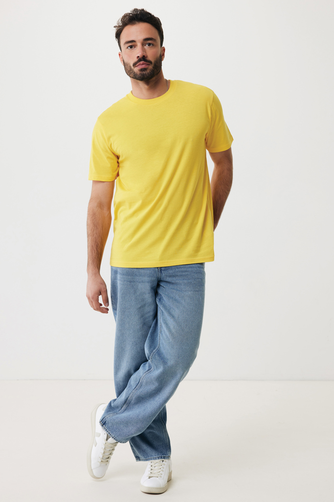 Homme portant t-shirt jaune et jean clair