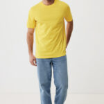 Homme portant t-shirt jaune et jean bleu clair