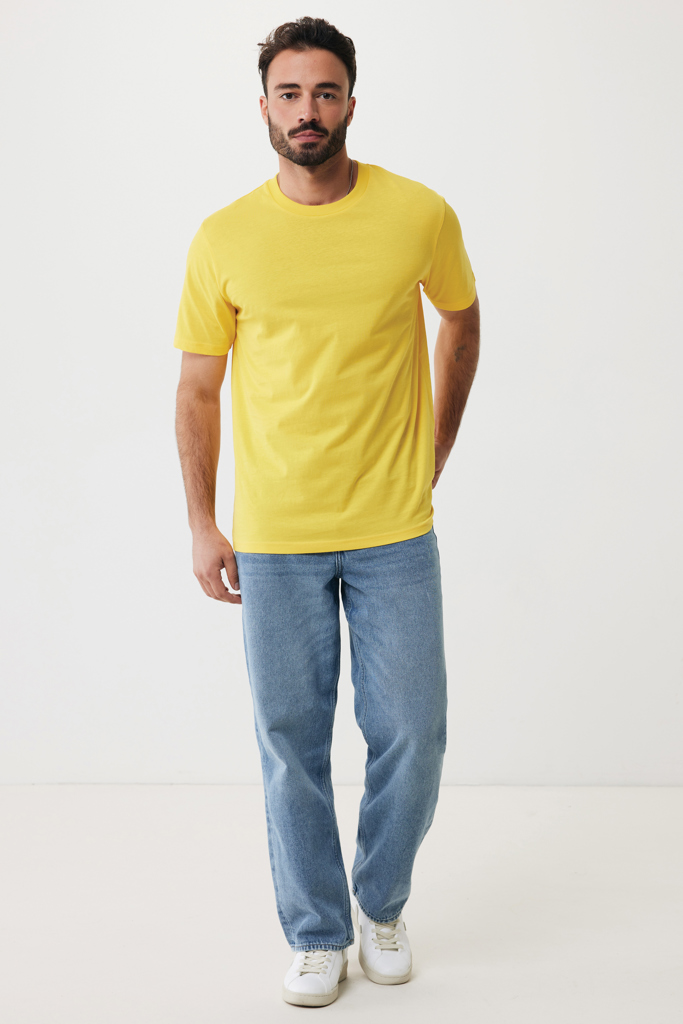 Homme portant t-shirt jaune et jean bleu clair