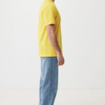 Homme de profil en t-shirt jaune et jean