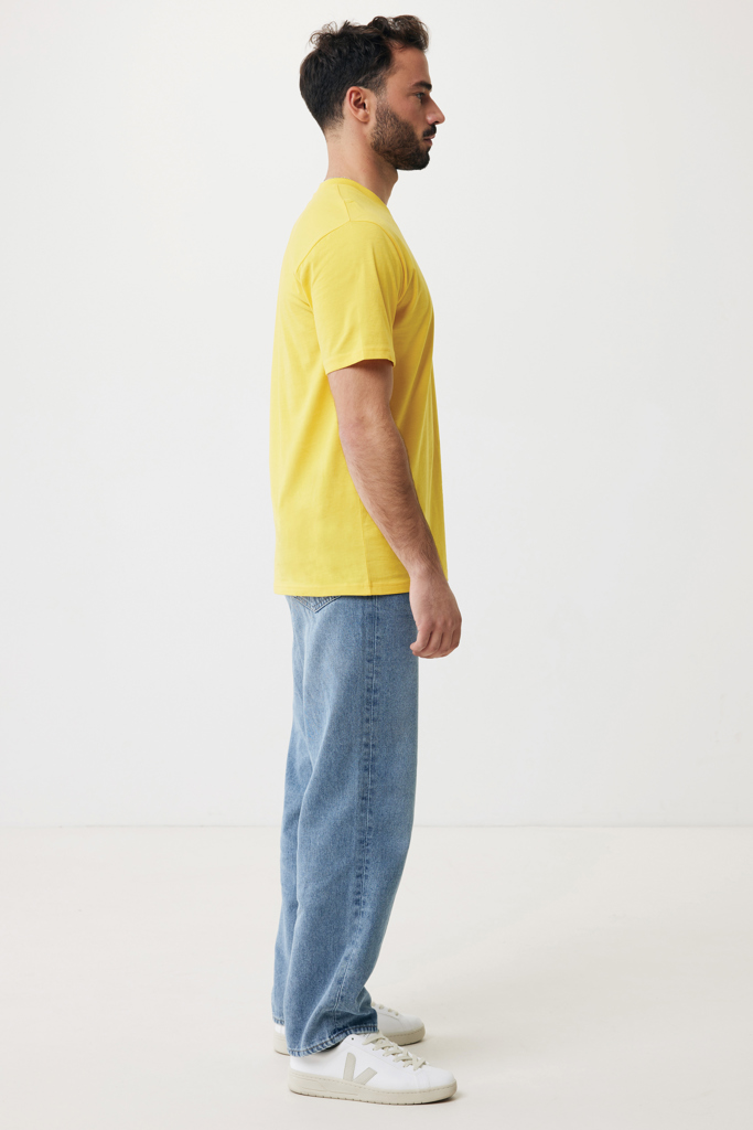 Homme de profil en t-shirt jaune et jean