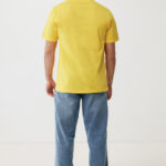 Homme de dos en t-shirt jaune