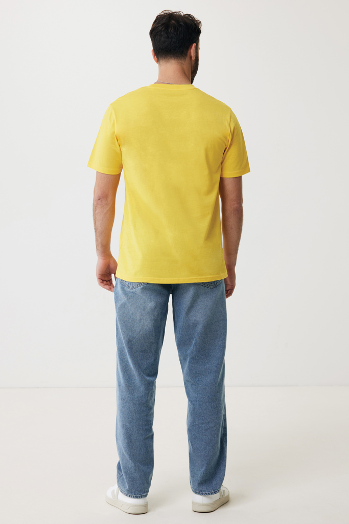 Homme de dos en t-shirt jaune
