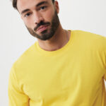 Homme barbu en t-shirt jaune sur fond clair