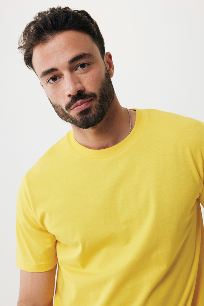 Homme barbu en t-shirt jaune sur fond clair
