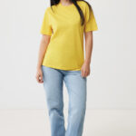 Femme souriante en t-shirt jaune et jean