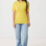 Femme en t-shirt jaune et jean clair