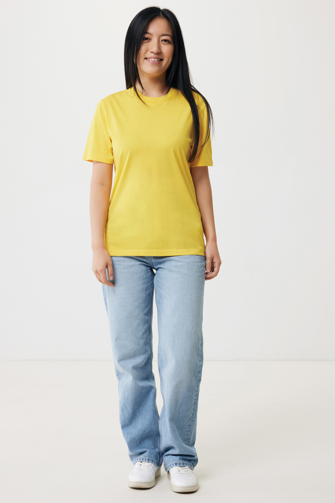 Femme en t-shirt jaune et jean clair