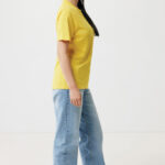 Femme de profil en t-shirt jaune et jean