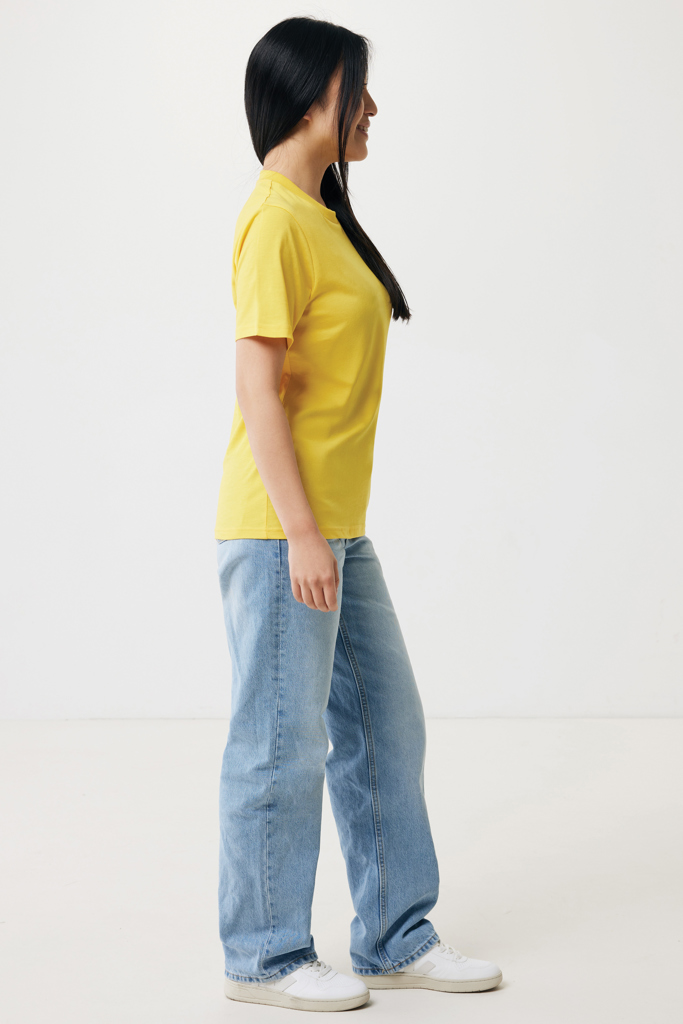 Femme de profil en t-shirt jaune et jean