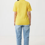 Femme de dos en t-shirt jaune et jean
