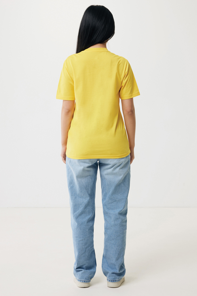 Femme de dos en t-shirt jaune et jean